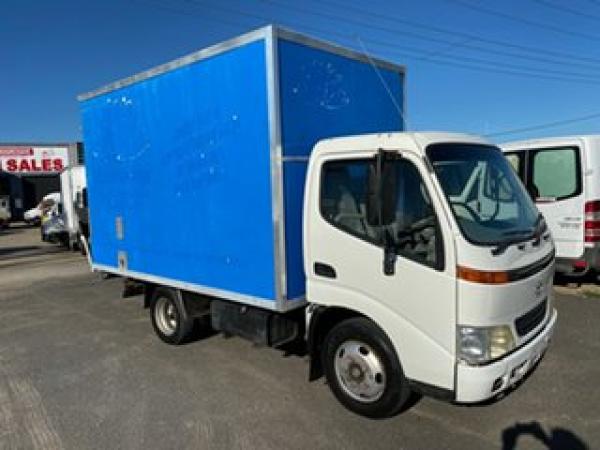 2002 Toyota Dyna BOX TRUCK PANTECH 5 Speed Manual Panel