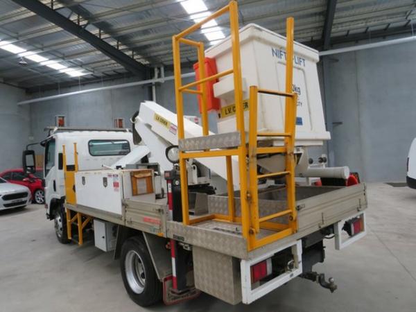 2014 Isuzu NPR300 MEDIUM