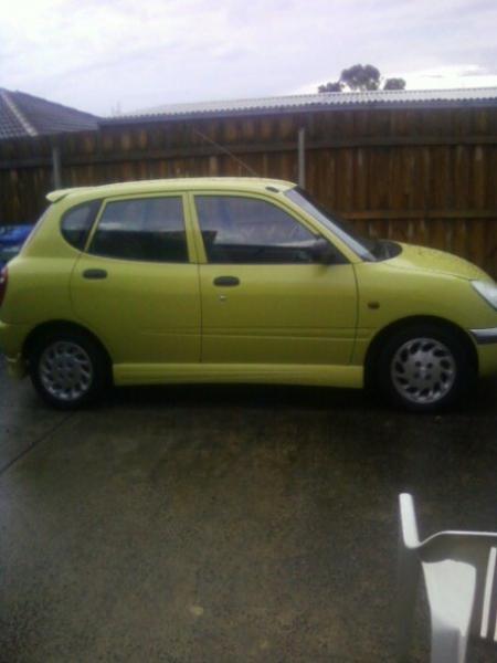 2000 Daihatsu Sirion 